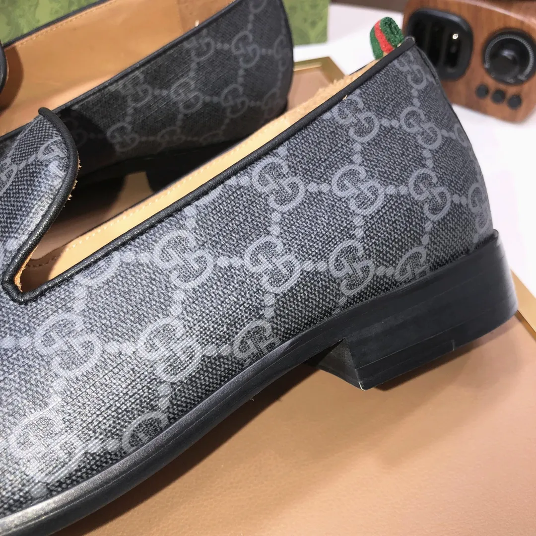 Men's shoes💰500💰Italy's top luxury men's shoe giant (GUCCI) (Gucci) (full cowhide lining) new arrival🍃Original European style🔰 Pleasant to the eye😍In order to make the shoes more durable and non-deformable🌀The production continues to follow traditional methods but there is still no lack of innovation💪Choose original sheepskin for the leather♻️ Smooth and natural And extra bright ⭐Made of imported cowhide, the first choice of rich people 38-45 (45 customized)